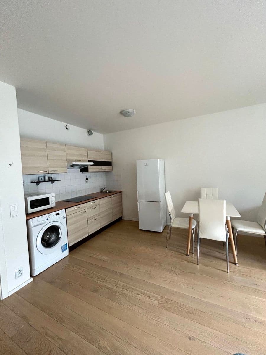 Pronájem bytu 1+kk 39 m², Altajská, Praha, Praha Pronájem bytu 1+kk 39 m², Altajská, Praha, Praha