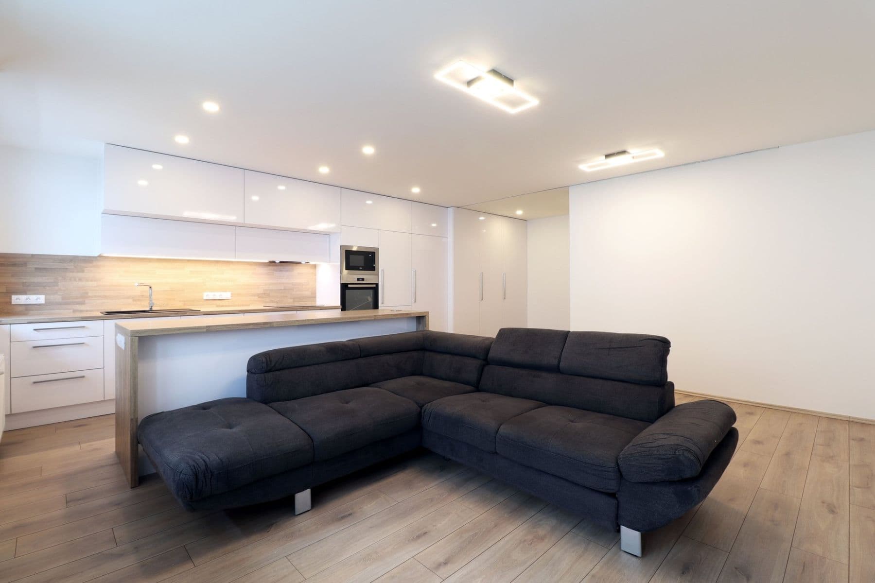Pronájem bytu 3+kk 76 m², Ostromečská, Praha, Praha Pronájem bytu 3+kk 76 m², Ostromečská, Praha, Praha