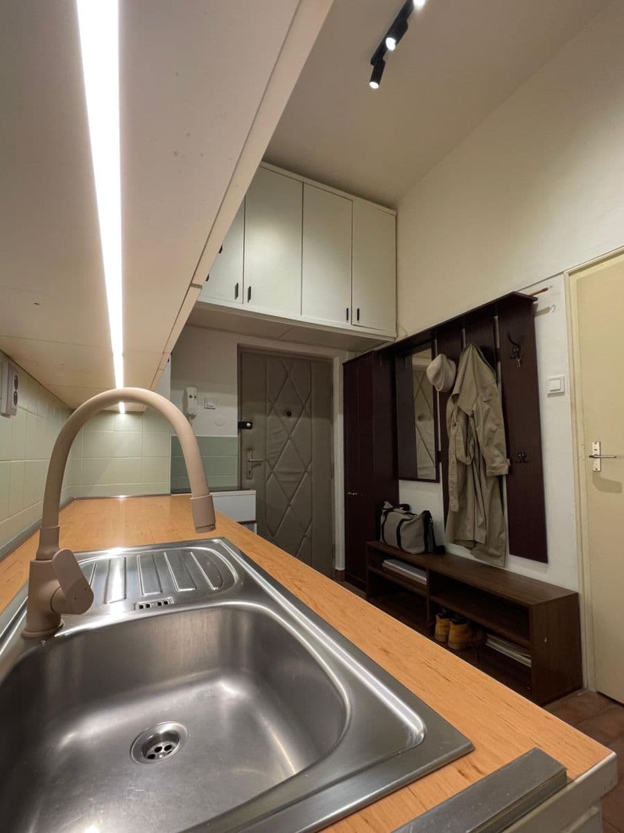 Pronájem bytu 1+1 31 m², 28. pluku, Praha, Praha Pronájem bytu 1+1 31 m², 28. pluku, Praha, Praha