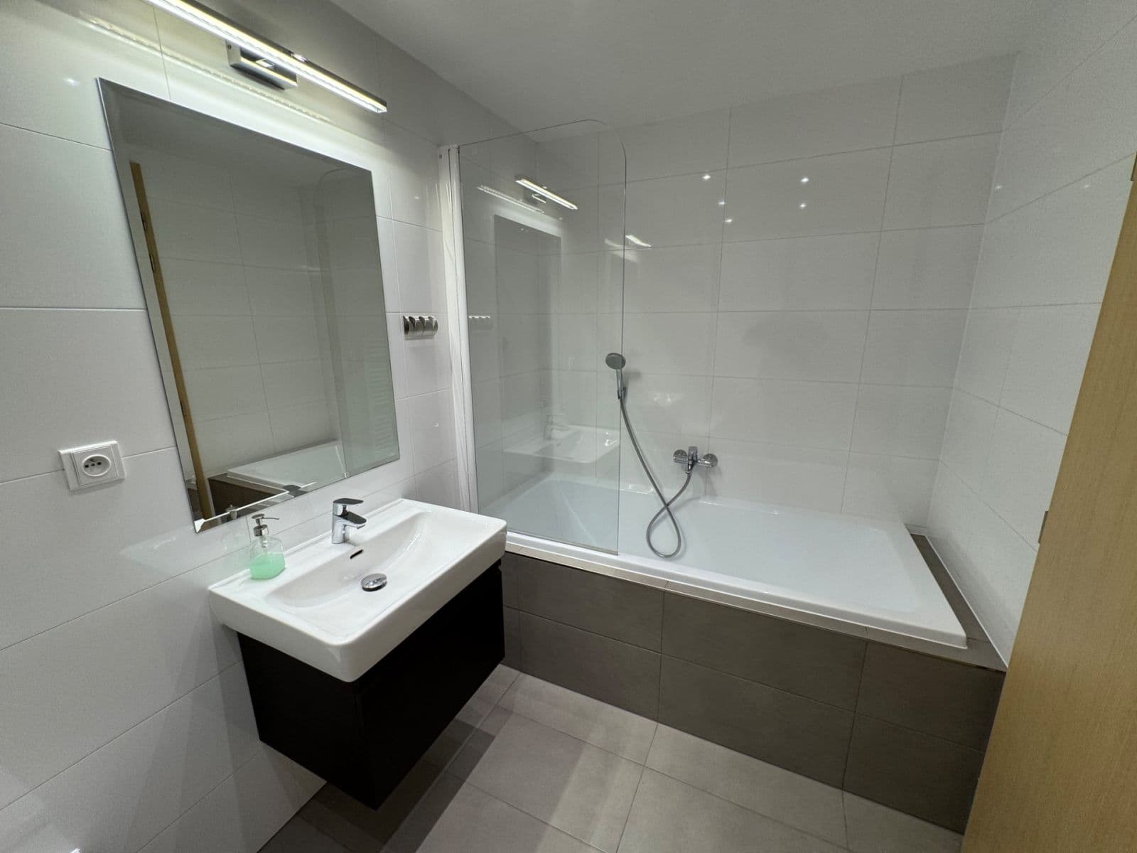 Pronájem bytu 4+kk 92 m², U Dívčích hradů, Praha, Praha Pronájem bytu 4+kk 92 m², U Dívčích hradů, Praha, Praha