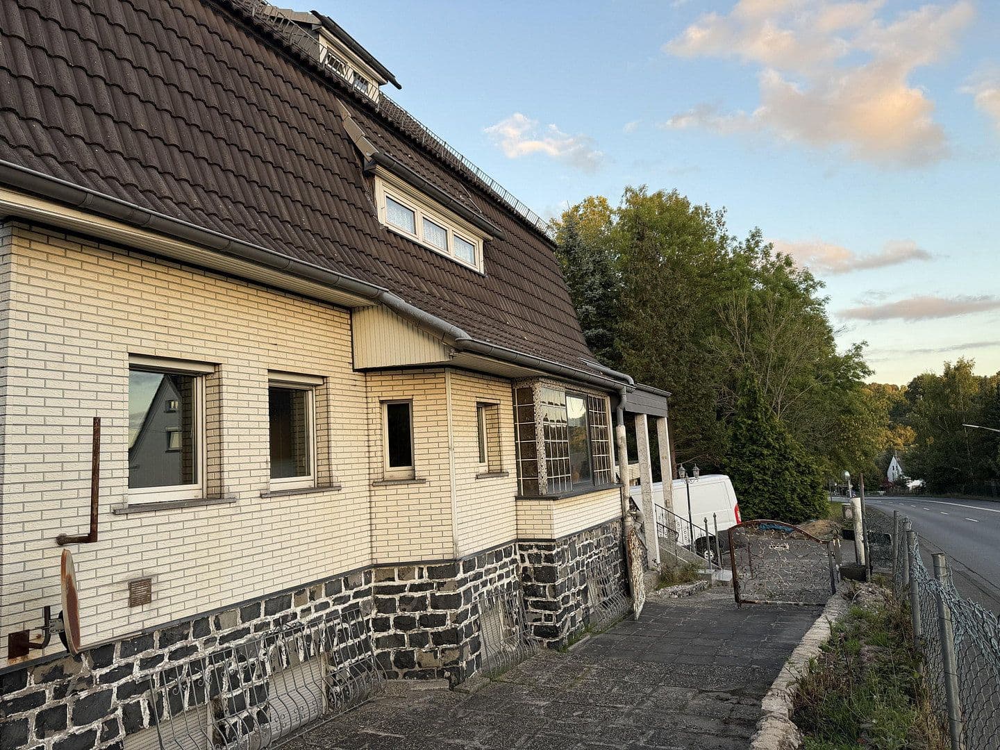 Prodej domu 151 m², pozemek 1.023 m², Kölner Straße 26, Helmenzen, Porýní-Falc Prodej domu 151 m², pozemek 1.023 m², Kölner Straße 26, Helmenzen, Porýní-Falc