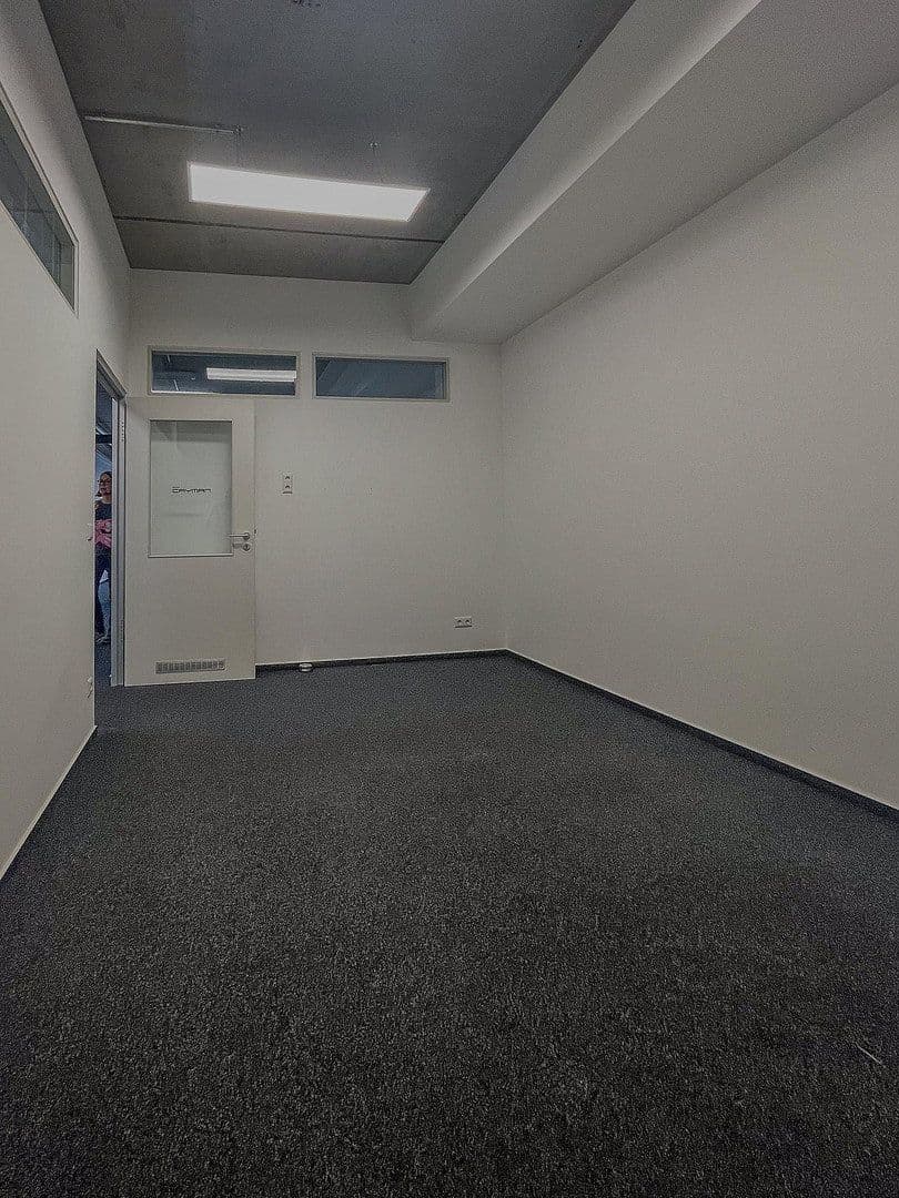 Pronájem kanceláře 230 m², Porschestrasse 2, Fellbach, Bádensko-Württembersko Pronájem kanceláře 230 m², Porschestrasse 2, Fellbach, Bádensko-Württembersko