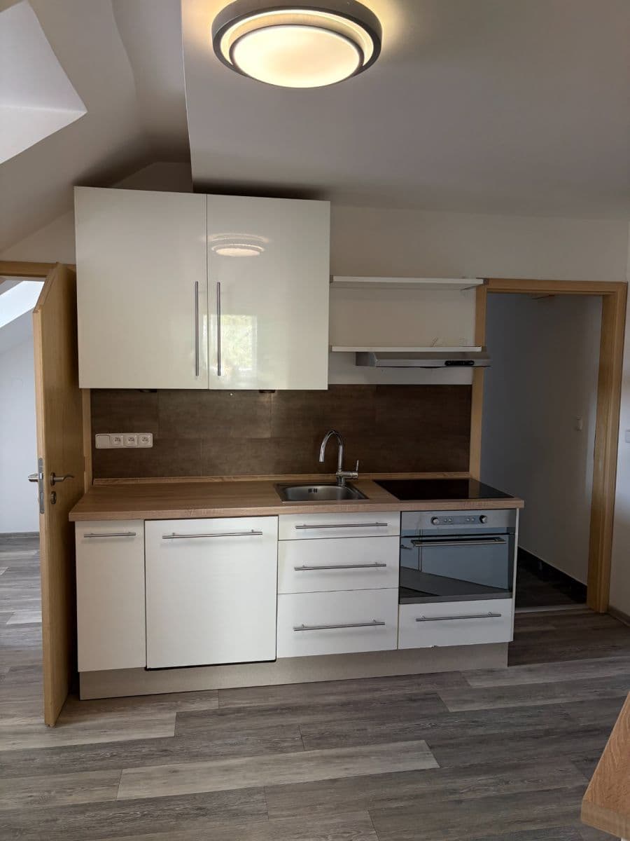 Pronájem bytu 2+1 60 m², Moskevská, Karlovy Vary, Karlovarský kraj Pronájem bytu 2+1 60 m², Moskevská, Karlovy Vary, Karlovarský kraj