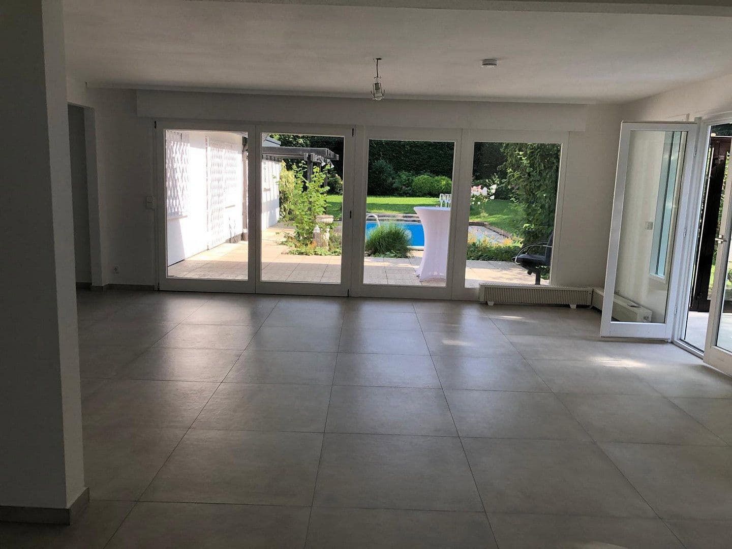 Pronájem domu 310 m², pozemek 1.650 m², Karlsruhe, Bádensko-Württembersko Pronájem domu 310 m², pozemek 1.650 m², Karlsruhe, Bádensko-Württembersko