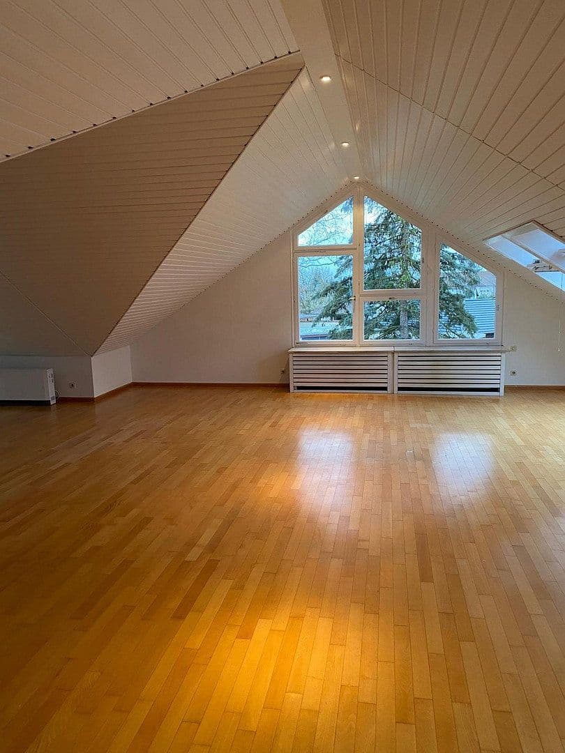 Pronájem domu 310 m², pozemek 1.650 m², Karlsruhe, Bádensko-Württembersko Pronájem domu 310 m², pozemek 1.650 m², Karlsruhe, Bádensko-Württembersko
