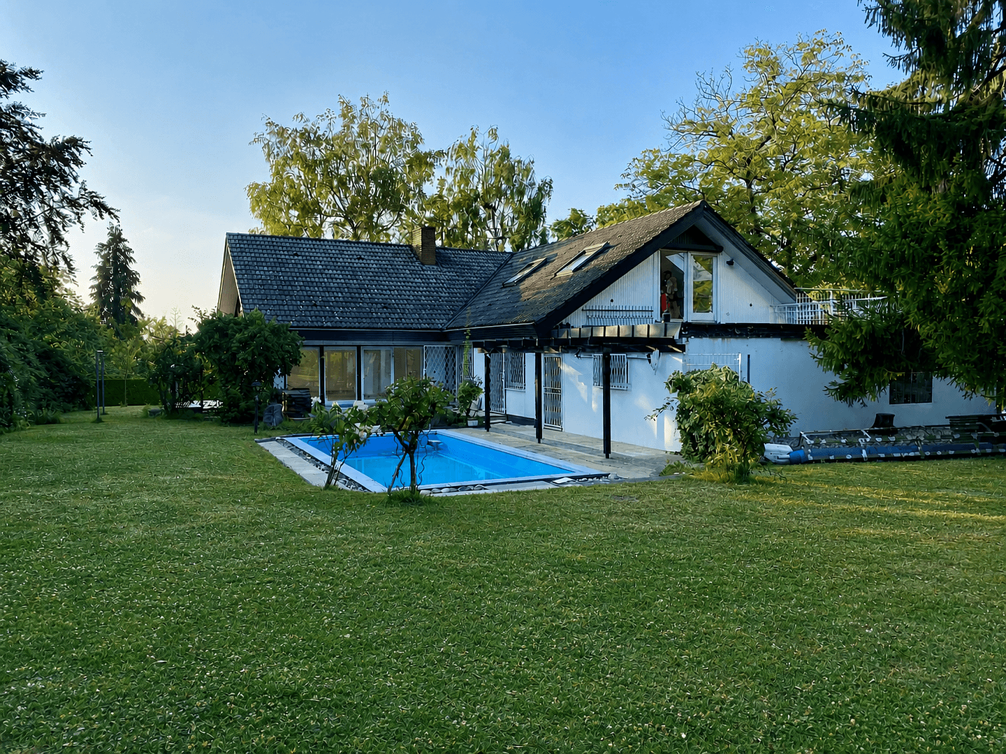 Pronájem domu 310 m², pozemek 1.650 m², Karlsruhe, Bádensko-Württembersko Pronájem domu 310 m², pozemek 1.650 m², Karlsruhe, Bádensko-Württembersko