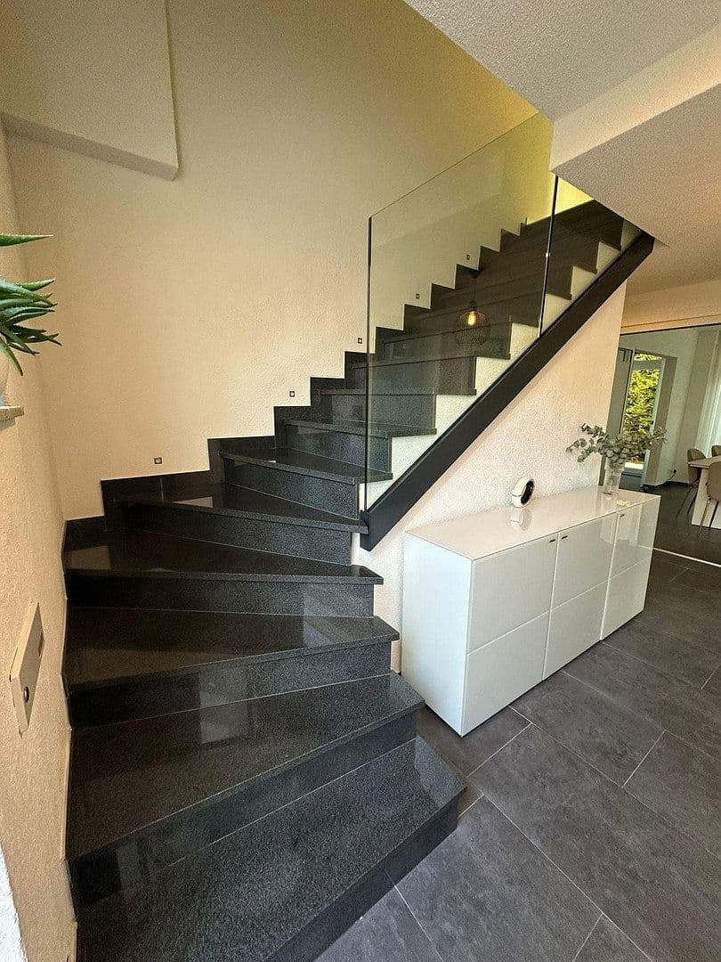 Prodej domu 154 m², pozemek 450 m², Nürtingen, Bádensko-Württembersko Prodej domu 154 m², pozemek 450 m², Nürtingen, Bádensko-Württembersko