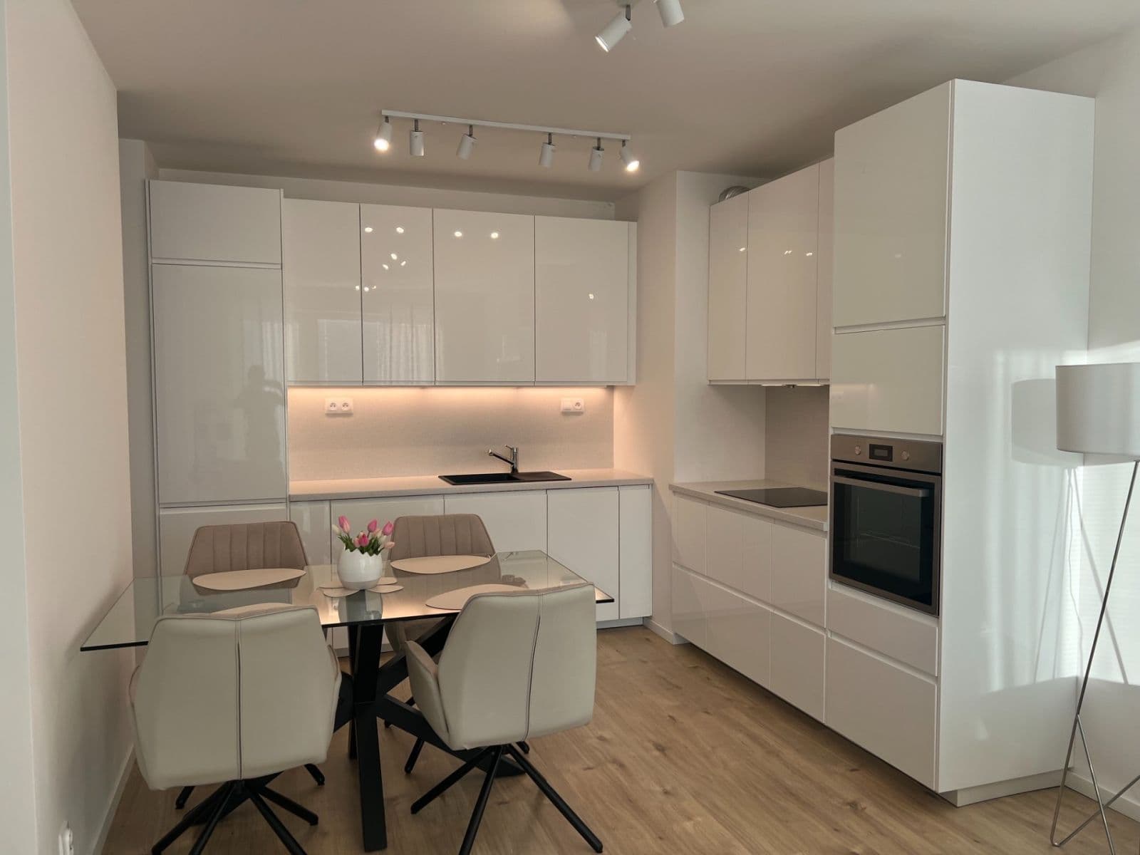 Pronájem bytu 2+1 57 m², Fialová, Petržalka, Bratislavský kraj Pronájem bytu 2+1 57 m², Fialová, Petržalka, Bratislavský kraj