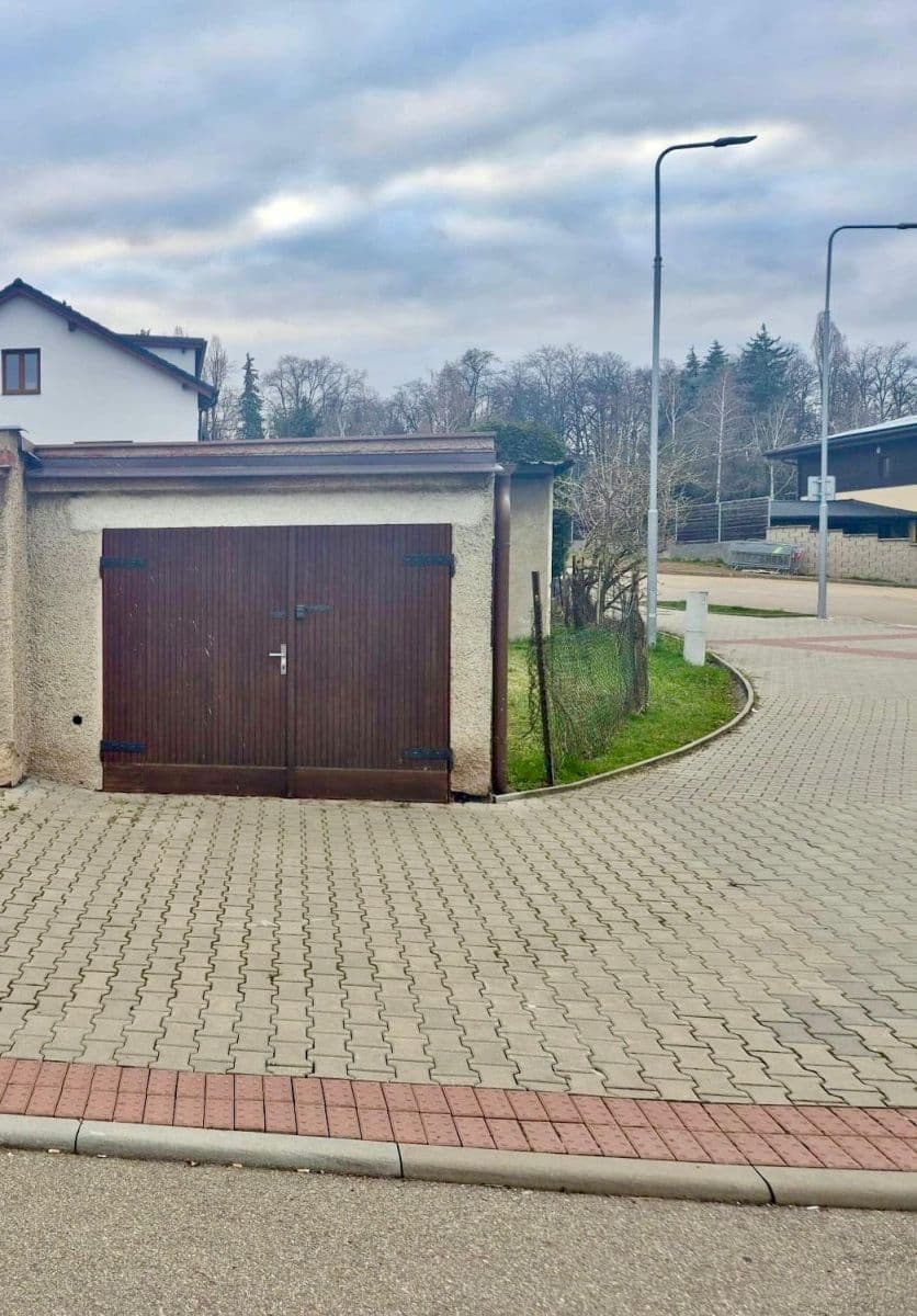 Prodej garáže 20 m², K Pazderně, Benešov, Středočeský kraj Prodej garáže 20 m², K Pazderně, Benešov, Středočeský kraj