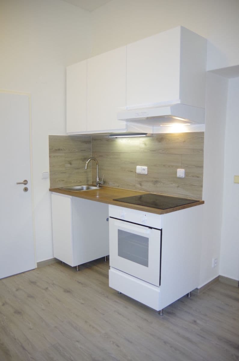 Pronájem bytu 1+1 35 m², Husitská, Praha, Praha Pronájem bytu 1+1 35 m², Husitská, Praha, Praha