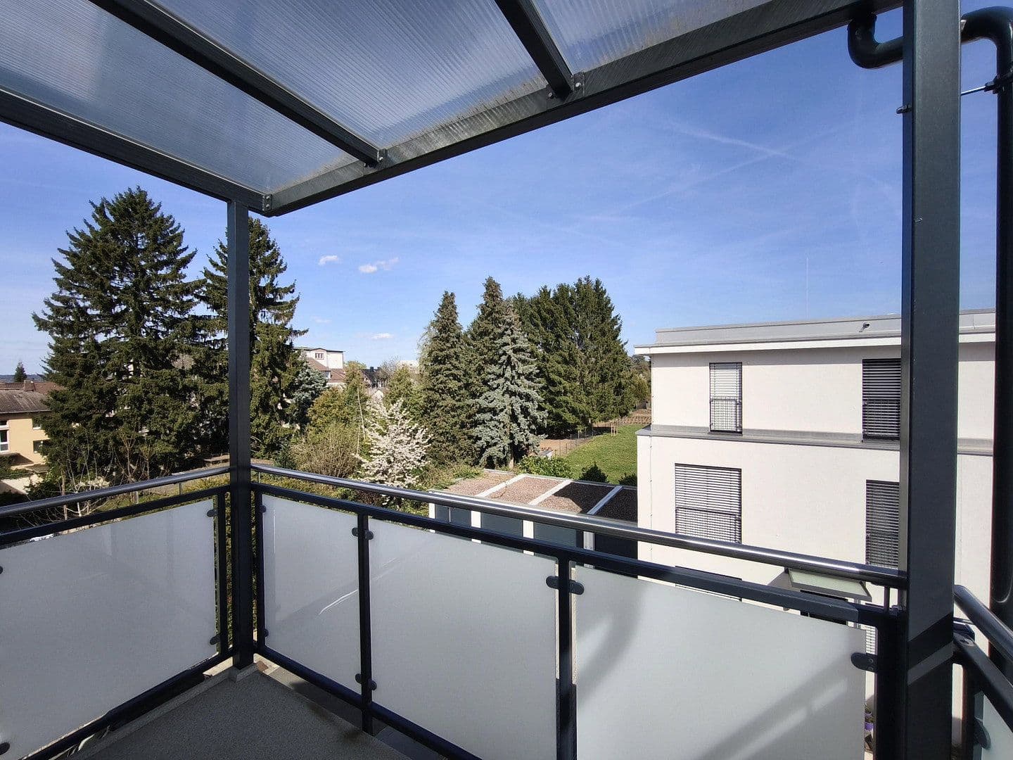 Pronájem bytu 2+1 63 m², Buchrainstraße 49, Frankfurt am Main, Hessen Pronájem bytu 2+1 63 m², Buchrainstraße 49, Frankfurt am Main, Hessen