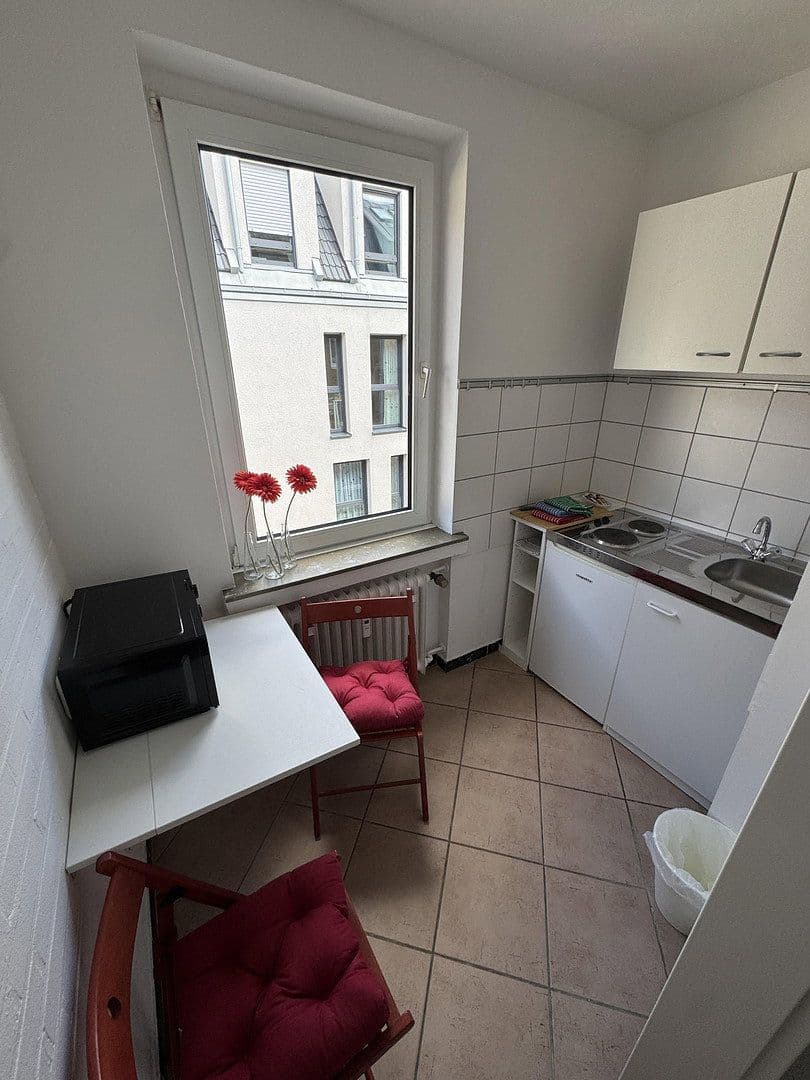 Pronájem bytu 1+1 30 m², Ritterstraße 21, Düsseldorf, Severní Porýní-Vestfálsko Pronájem bytu 1+1 30 m², Ritterstraße 21, Düsseldorf, Severní Porýní-Vestfálsko