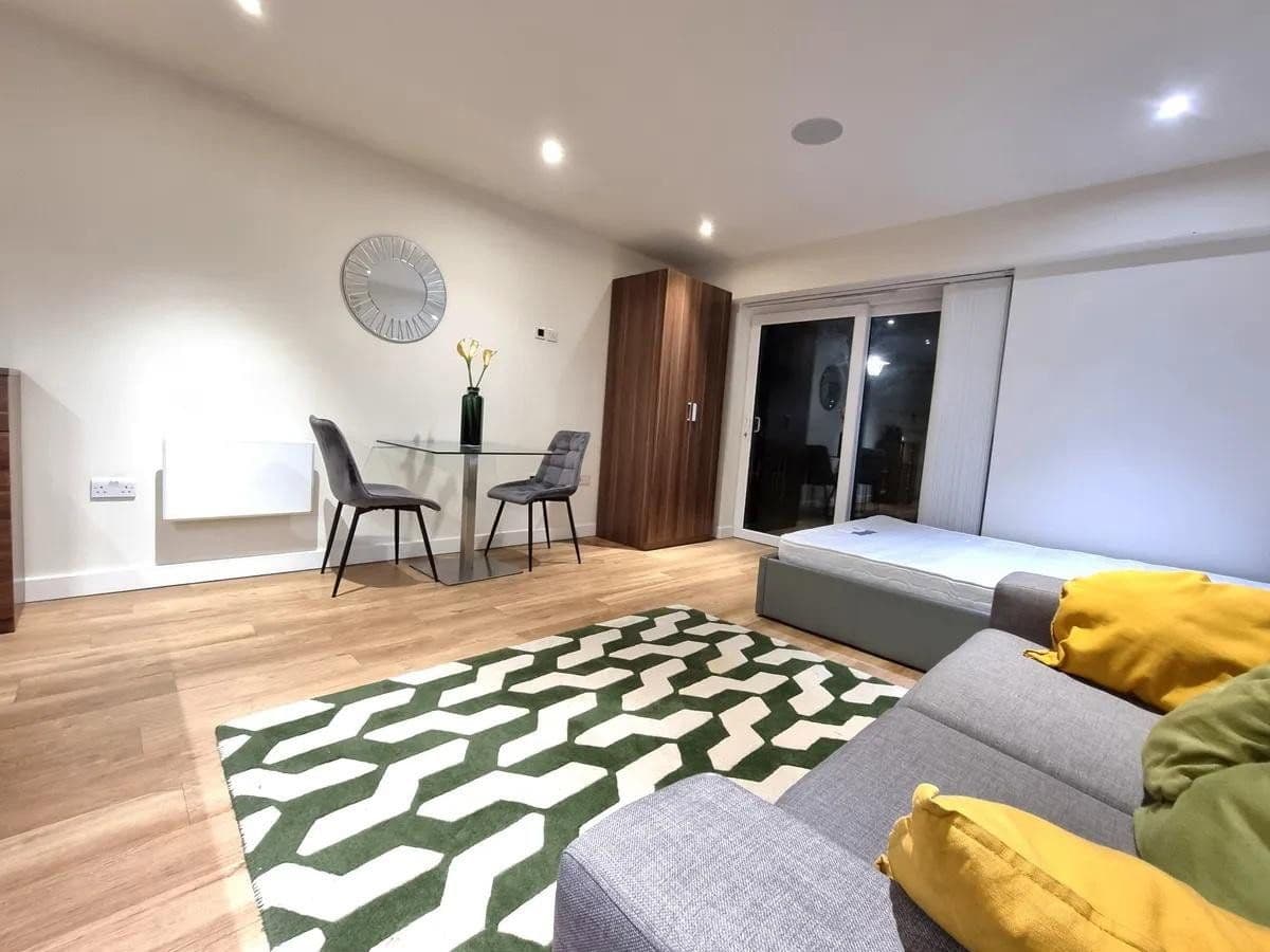 Pronájem bytu 1+1 28 m², Obentrautstraße 28, Berlin, Berlín Pronájem bytu 1+1 28 m², Obentrautstraße 28, Berlin, Berlín