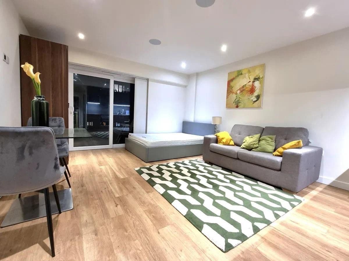 Pronájem bytu 1+1 28 m², Obentrautstraße 28, Berlin, Berlín Pronájem bytu 1+1 28 m², Obentrautstraße 28, Berlin, Berlín