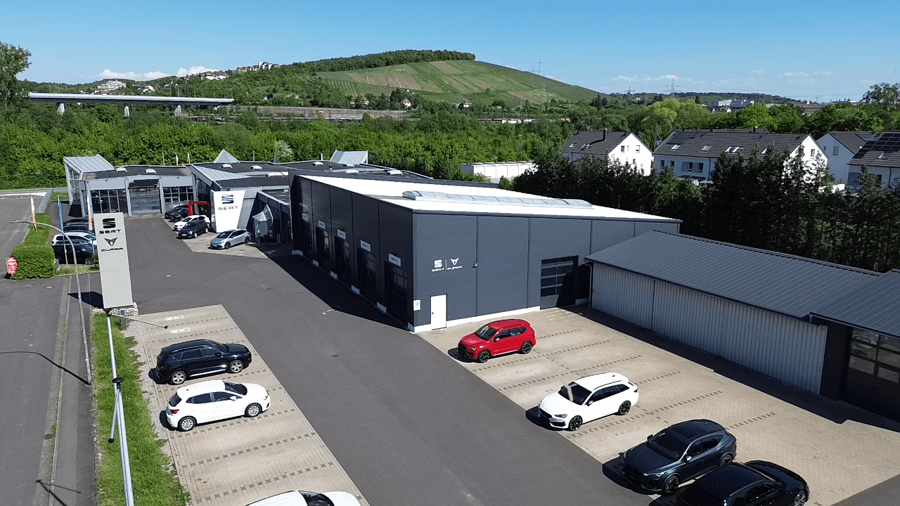 Prodej nebytového prostoru 6.900 m², Gewerbestrasse 2-4, Zell am Main, Bavorsko Prodej nebytového prostoru 6.900 m², Gewerbestrasse 2-4, Zell am Main, Bavorsko
