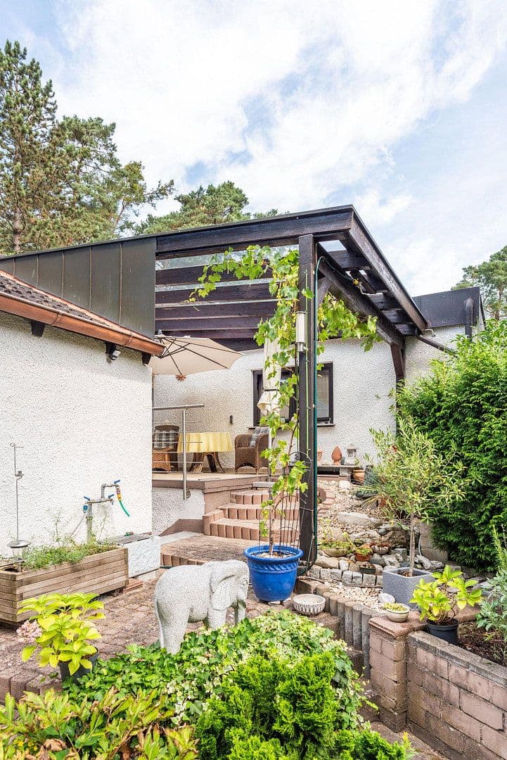 Prodej domu 330 m², pozemek 1.041 m², Erlangen, Bavorsko Prodej domu 330 m², pozemek 1.041 m², Erlangen, Bavorsko