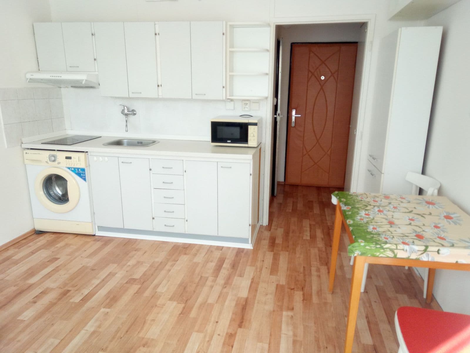 Pronájem bytu 1+kk 21 m², nám. Přátelství, Prachatice, Jihočeský kraj Pronájem bytu 1+kk 21 m², nám. Přátelství, Prachatice, Jihočeský kraj
