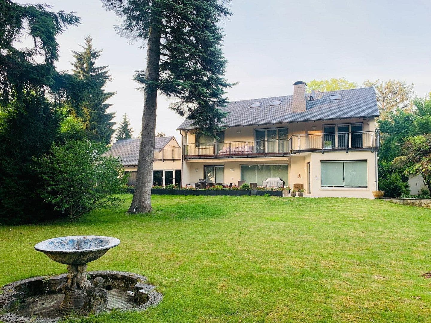 Pronájem domu 360 m², pozemek 1.800 m², Frankfurt, Hessen Pronájem domu 360 m², pozemek 1.800 m², Frankfurt, Hessen
