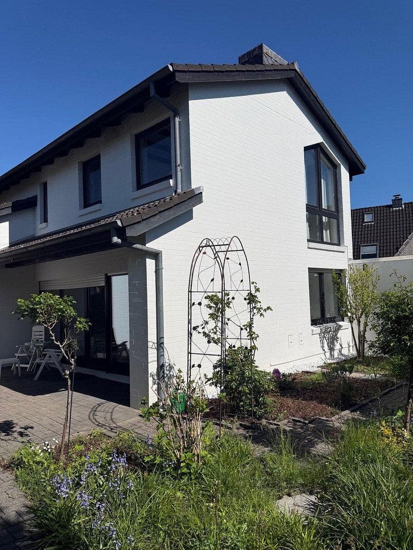 Prodej domu 153 m², pozemek 400 m², Stuhr, Dolní Sasko Prodej domu 153 m², pozemek 400 m², Stuhr, Dolní Sasko