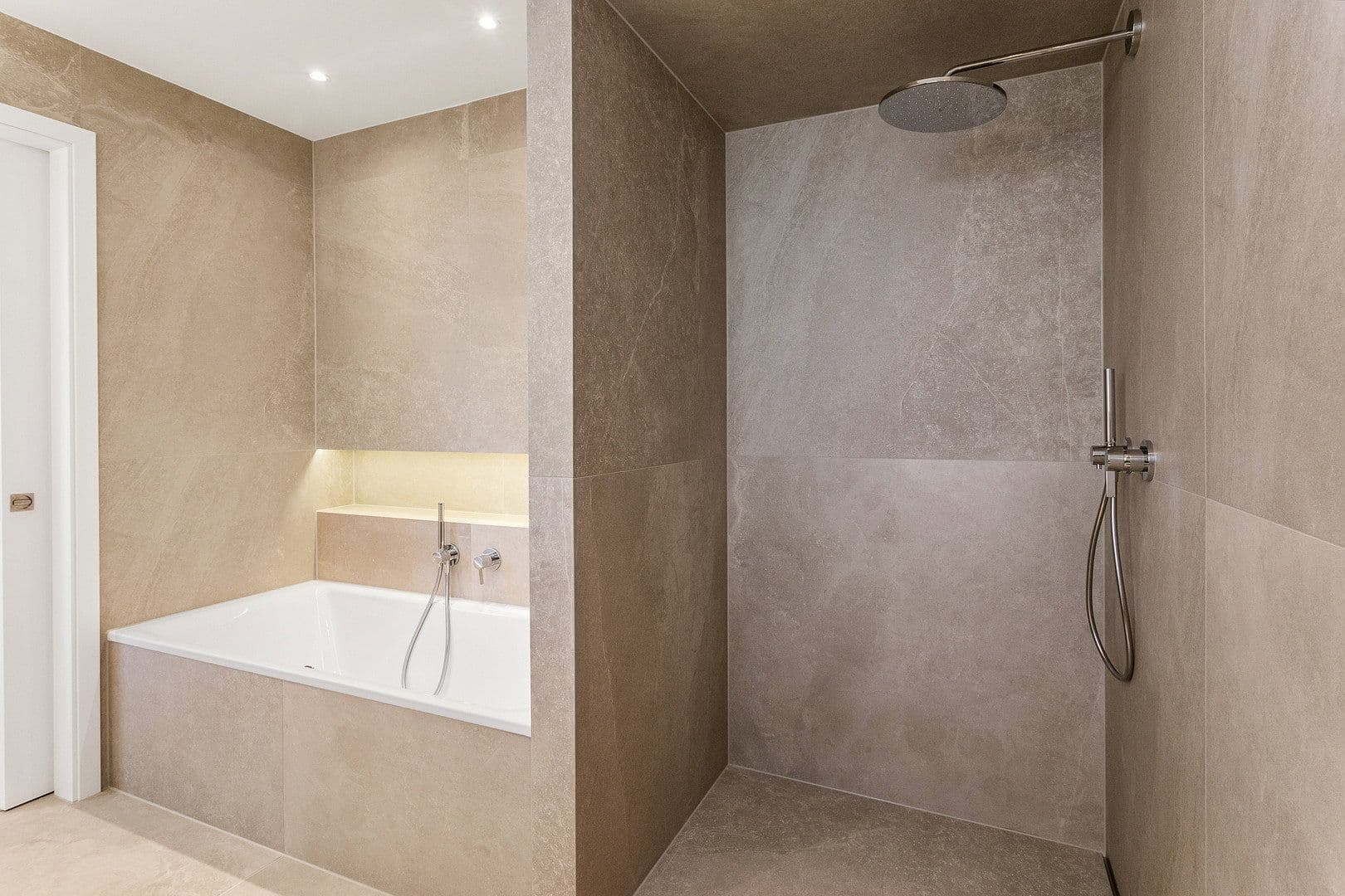 Pronájem domu 185 m², pozemek 330 m², Auf den Gänseweisen 24a, Liederbach am Taunus, Hessen Pronájem domu 185 m², pozemek 330 m², Auf den Gänseweisen 24a, Liederbach am Taunus, Hessen