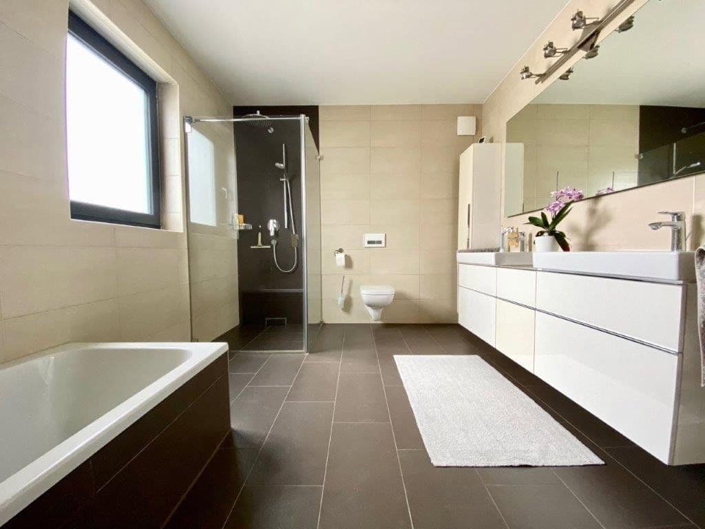 Pronájem domu 254 m², pozemek 451 m², Ottilie-Wildermuth-Weg 4, Frankfurt, Hessen Pronájem domu 254 m², pozemek 451 m², Ottilie-Wildermuth-Weg 4, Frankfurt, Hessen