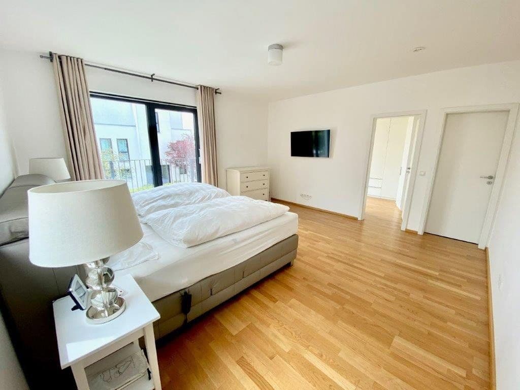 Pronájem domu 254 m², pozemek 451 m², Ottilie-Wildermuth-Weg 4, Frankfurt, Hessen Pronájem domu 254 m², pozemek 451 m², Ottilie-Wildermuth-Weg 4, Frankfurt, Hessen