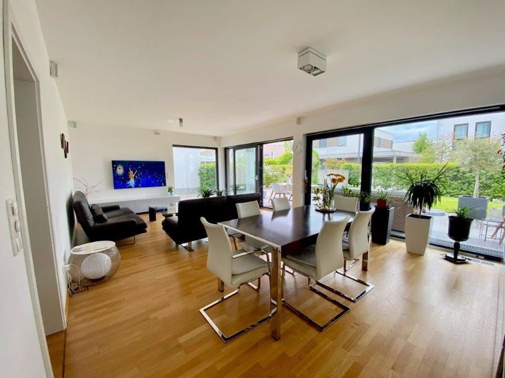 Pronájem domu 254 m², pozemek 451 m², Ottilie-Wildermuth-Weg 4, Frankfurt, Hessen Pronájem domu 254 m², pozemek 451 m², Ottilie-Wildermuth-Weg 4, Frankfurt, Hessen