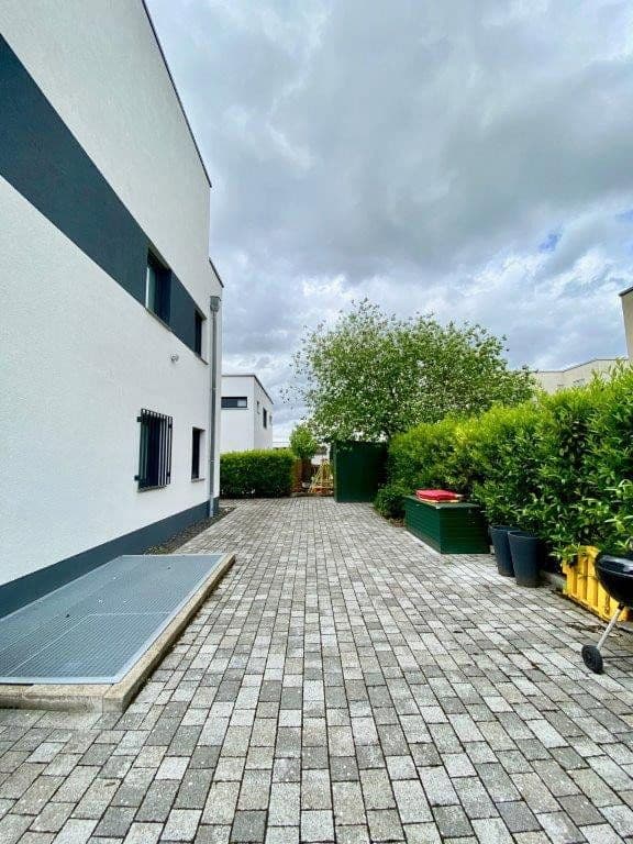 Pronájem domu 254 m², pozemek 451 m², Ottilie-Wildermuth-Weg 4, Frankfurt, Hessen Pronájem domu 254 m², pozemek 451 m², Ottilie-Wildermuth-Weg 4, Frankfurt, Hessen