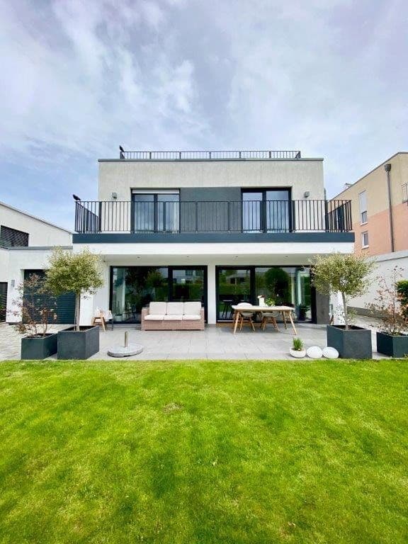 Pronájem domu 254 m², pozemek 451 m², Ottilie-Wildermuth-Weg 4, Frankfurt, Hessen Pronájem domu 254 m², pozemek 451 m², Ottilie-Wildermuth-Weg 4, Frankfurt, Hessen