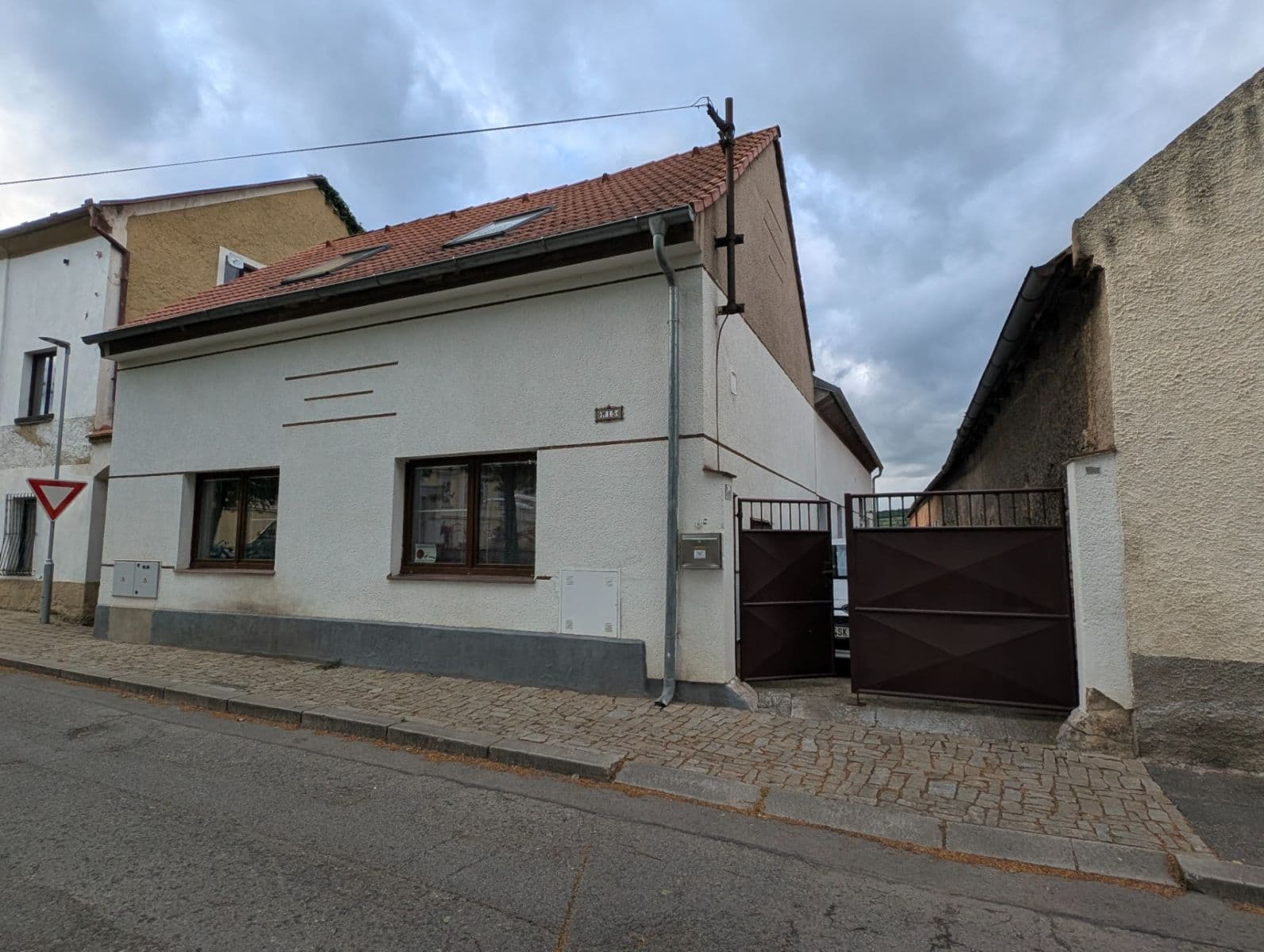 Prodej domu 300 m², pozemek 1.182 m², náměstí Kněžny Ludmily, Tetín, Středočeský kraj Prodej domu 300 m², pozemek 1.182 m², náměstí Kněžny Ludmily, Tetín, Středočeský kraj