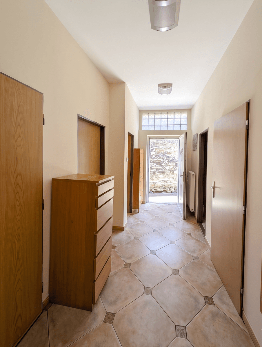 Prodej domu 300 m², pozemek 1.182 m², náměstí Kněžny Ludmily, Tetín, Středočeský kraj Prodej domu 300 m², pozemek 1.182 m², náměstí Kněžny Ludmily, Tetín, Středočeský kraj