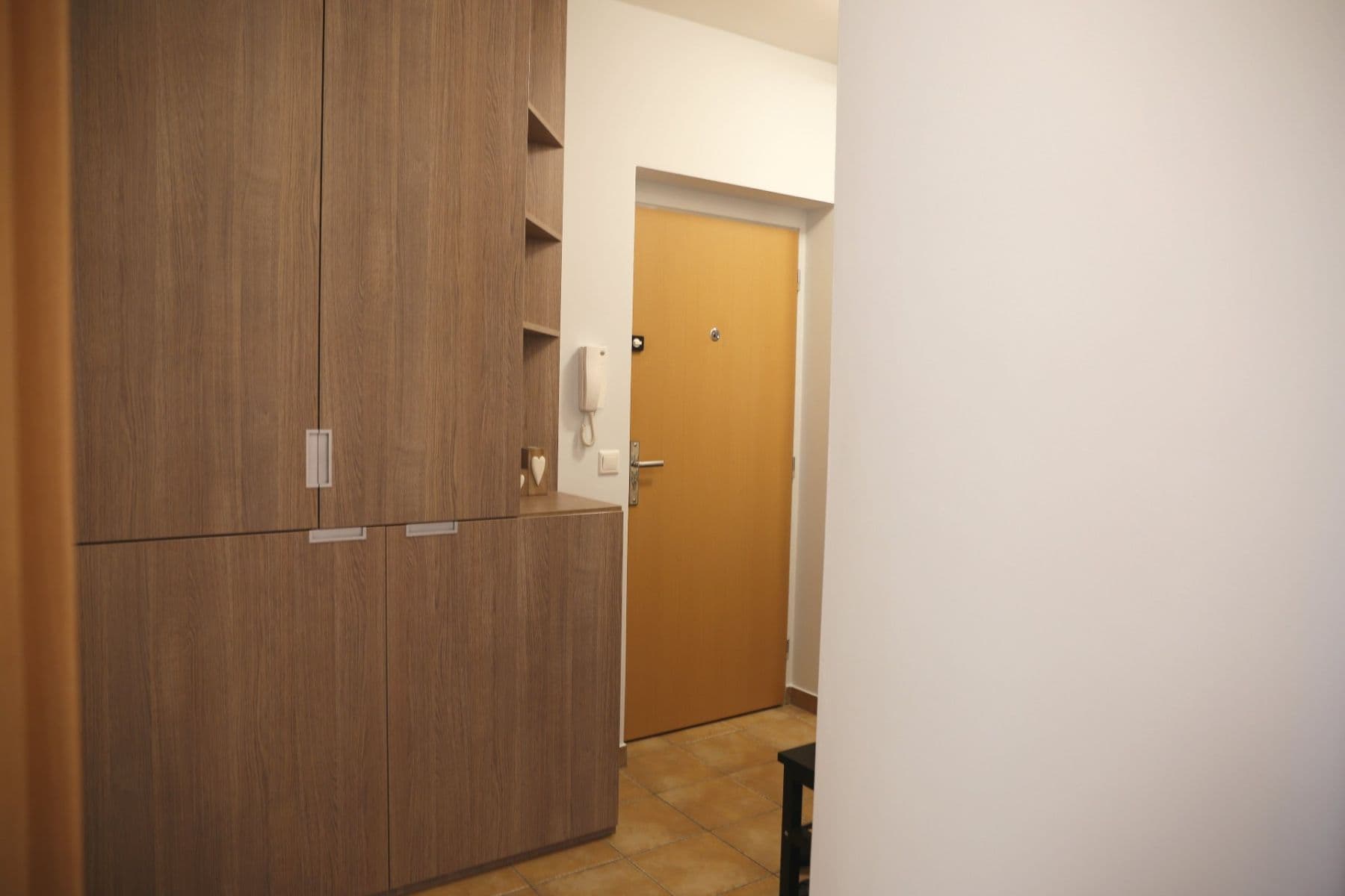 Pronájem bytu 2+kk 57 m², Lomená, Zbuzany, Středočeský kraj Pronájem bytu 2+kk 57 m², Lomená, Zbuzany, Středočeský kraj