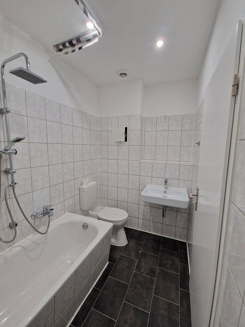 Pronájem bytu 2+1 47 m², Sommerlindenstraße 7, Leipzig, Sasko Pronájem bytu 2+1 47 m², Sommerlindenstraße 7, Leipzig, Sasko