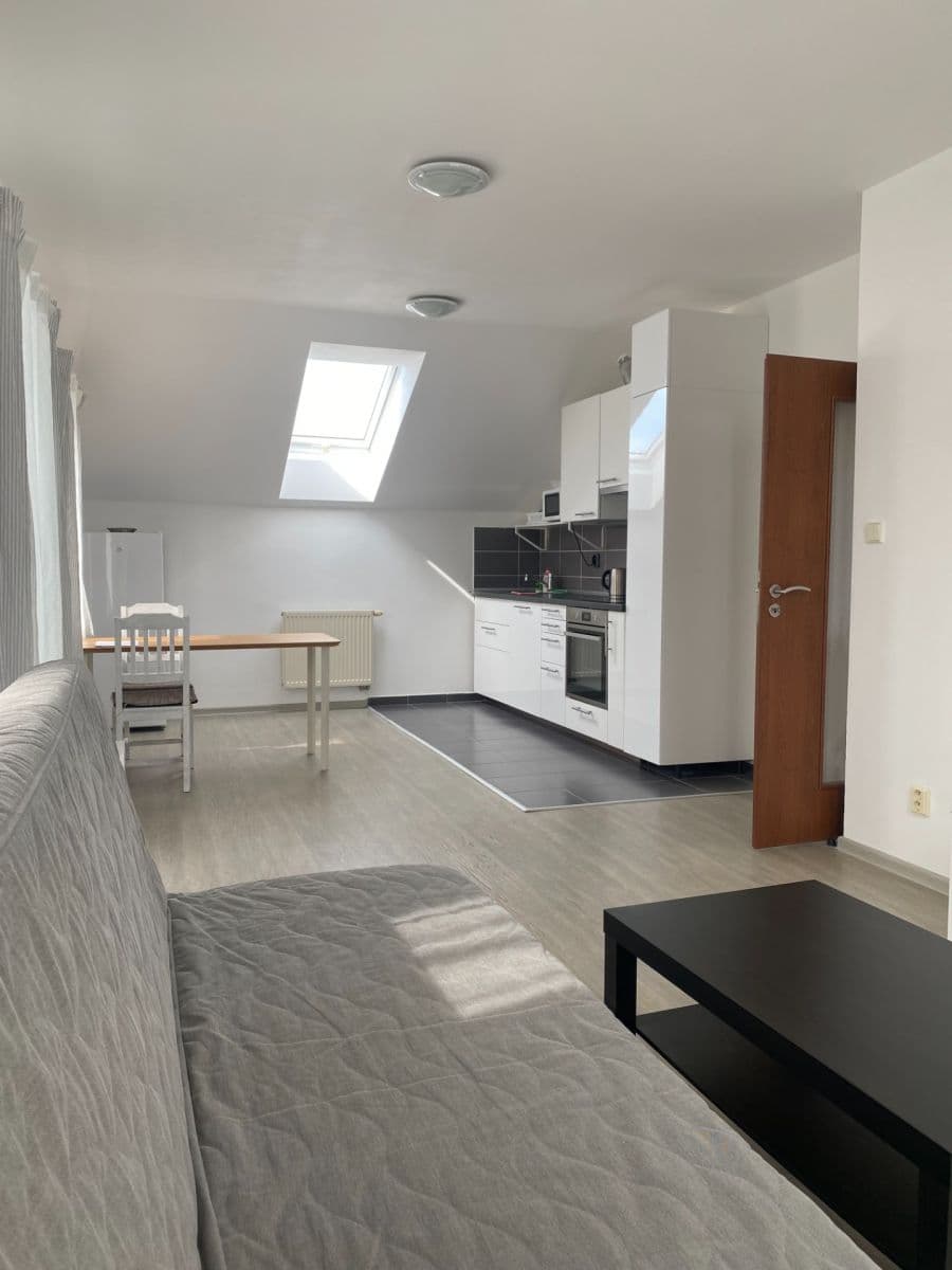 Pronájem bytu 2+kk 50 m², Nádražní, Zbuzany, Středočeský kraj Pronájem bytu 2+kk 50 m², Nádražní, Zbuzany, Středočeský kraj