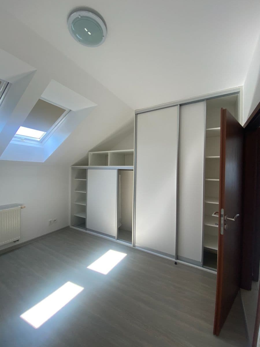 Pronájem bytu 2+kk 50 m², Nádražní, Zbuzany, Středočeský kraj Pronájem bytu 2+kk 50 m², Nádražní, Zbuzany, Středočeský kraj