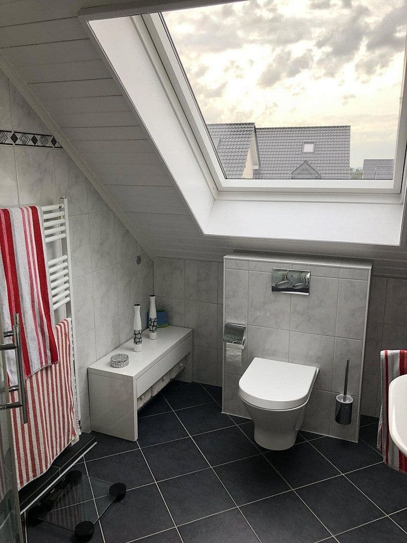Pronájem bytu 3+1 95 m², Zeithstraße 136, Neunkirchen-Seelscheid, Severní Porýní-Vestfálsko Pronájem bytu 3+1 95 m², Zeithstraße 136, Neunkirchen-Seelscheid, Severní Porýní-Vestfálsko