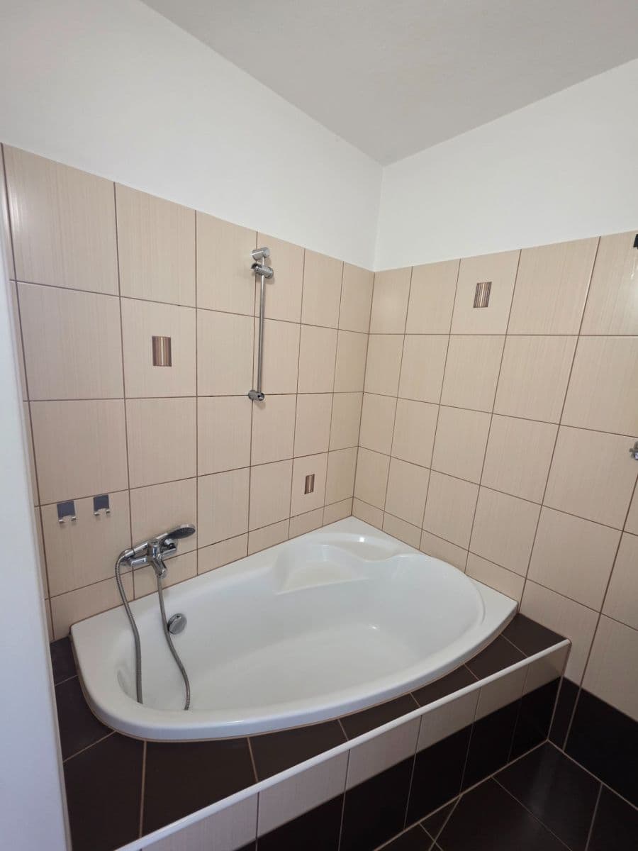 Pronájem bytu 4+1 107 m², Závodu míru, Karlovy Vary, Karlovarský kraj Pronájem bytu 4+1 107 m², Závodu míru, Karlovy Vary, Karlovarský kraj
