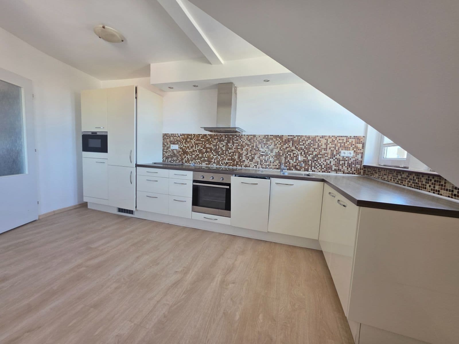 Pronájem bytu 4+1 107 m², Závodu míru, Karlovy Vary, Karlovarský kraj Pronájem bytu 4+1 107 m², Závodu míru, Karlovy Vary, Karlovarský kraj