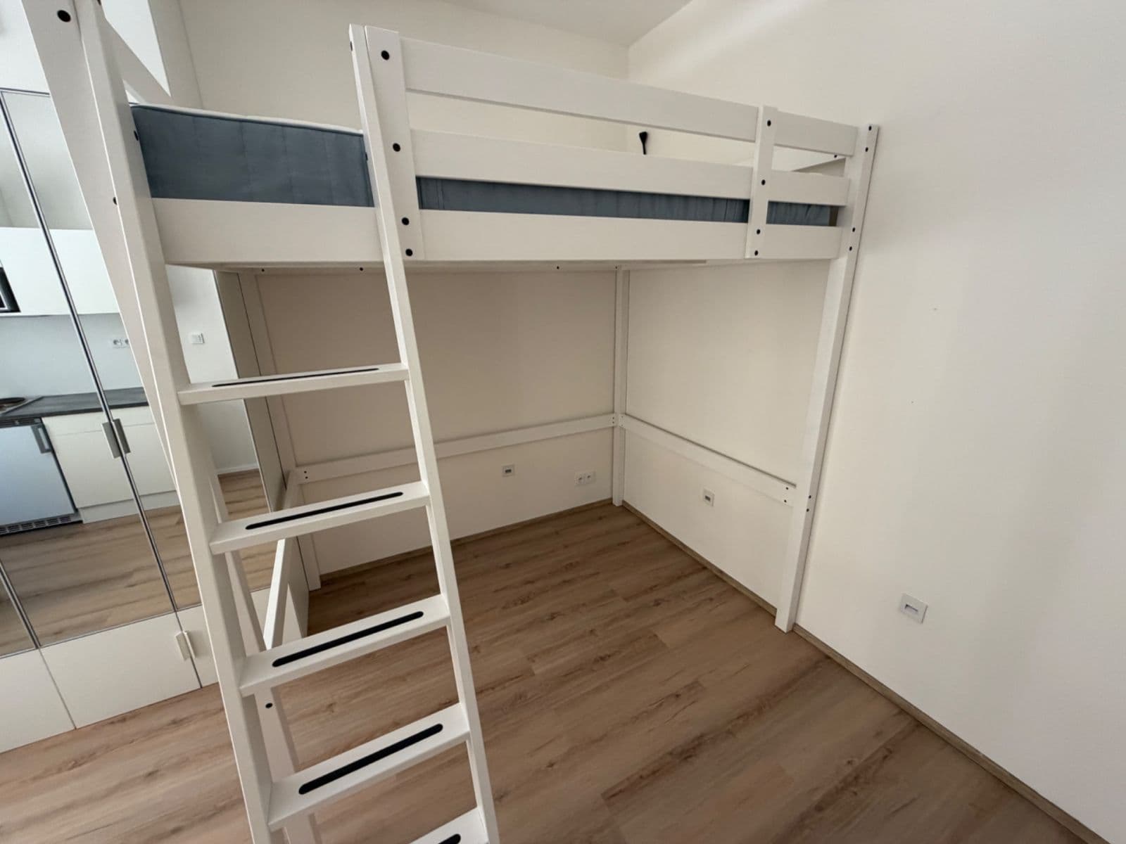 Pronájem bytu 1+kk 25 m², Košická, Praha, Praha Pronájem bytu 1+kk 25 m², Košická, Praha, Praha