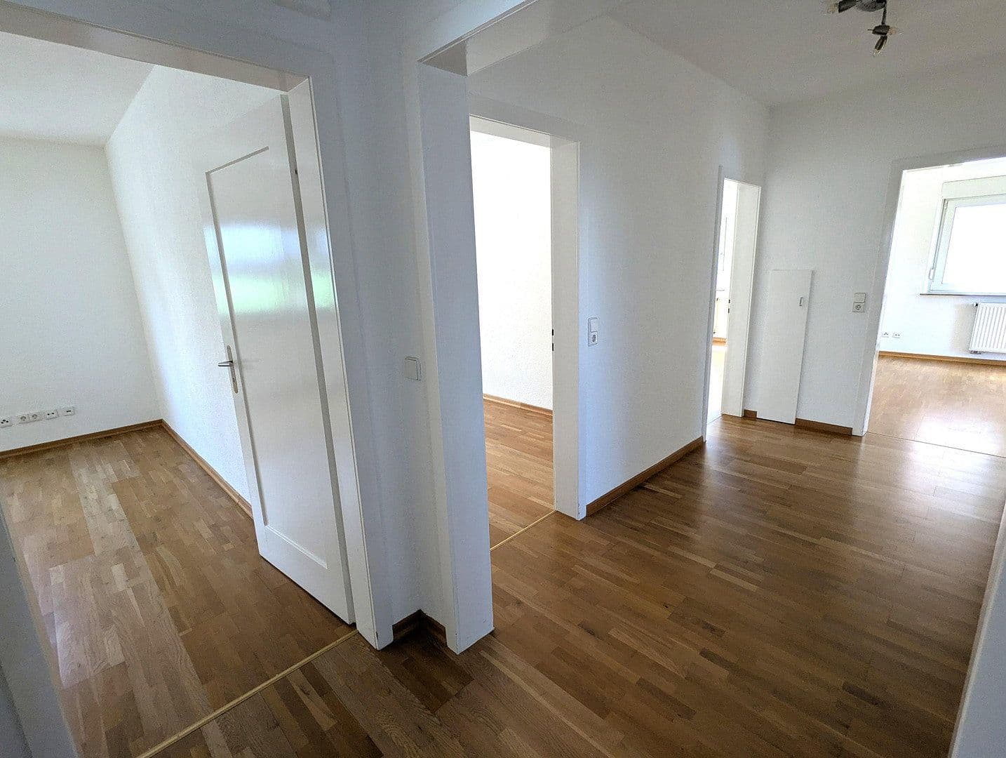Pronájem bytu 4+1 102 m², Stuttgart, Bádensko-Württembersko Pronájem bytu 4+1 102 m², Stuttgart, Bádensko-Württembersko