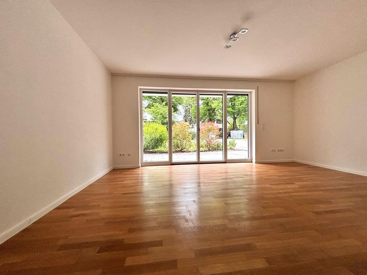 Pronájem domu 172 m², pozemek 325 m², München, Bavorsko Pronájem domu 172 m², pozemek 325 m², München, Bavorsko