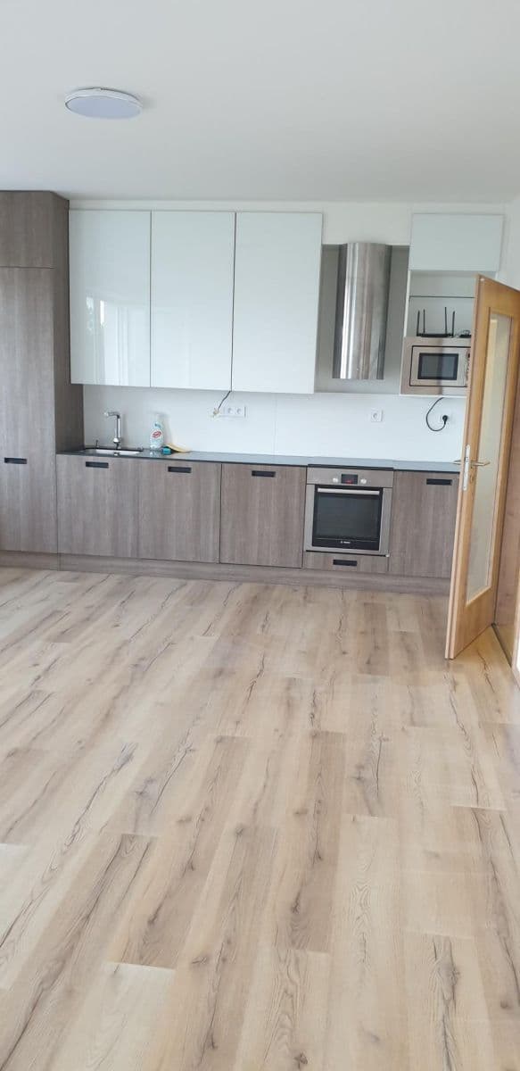 Pronájem bytu 2+kk 62 m², Armádní, Milovice, Středočeský kraj Pronájem bytu 2+kk 62 m², Armádní, Milovice, Středočeský kraj