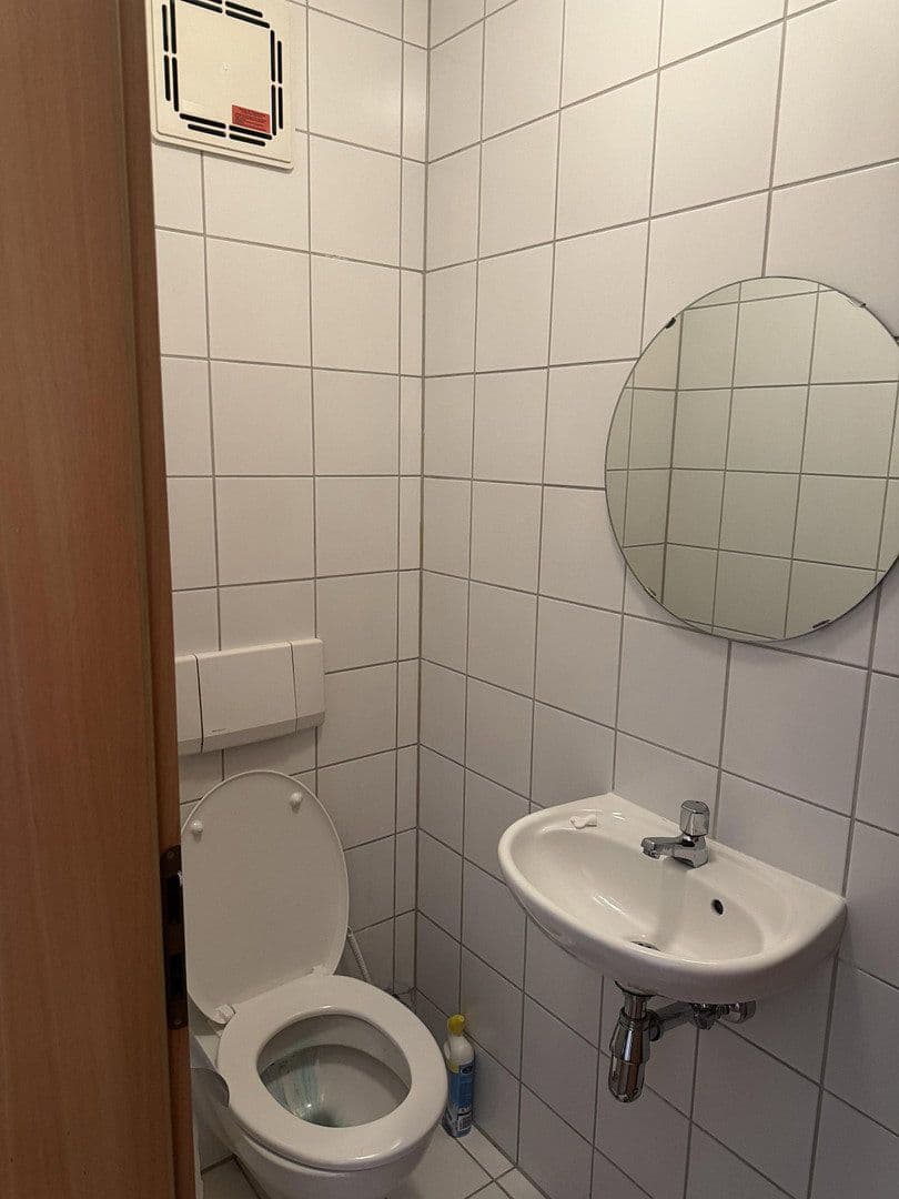 Pronájem bytu 3+1 80 m², Asangstr.160, Stuttgart-Obertürkheim, Bádensko-Württembersko Pronájem bytu 3+1 80 m², Asangstr.160, Stuttgart-Obertürkheim, Bádensko-Württembersko