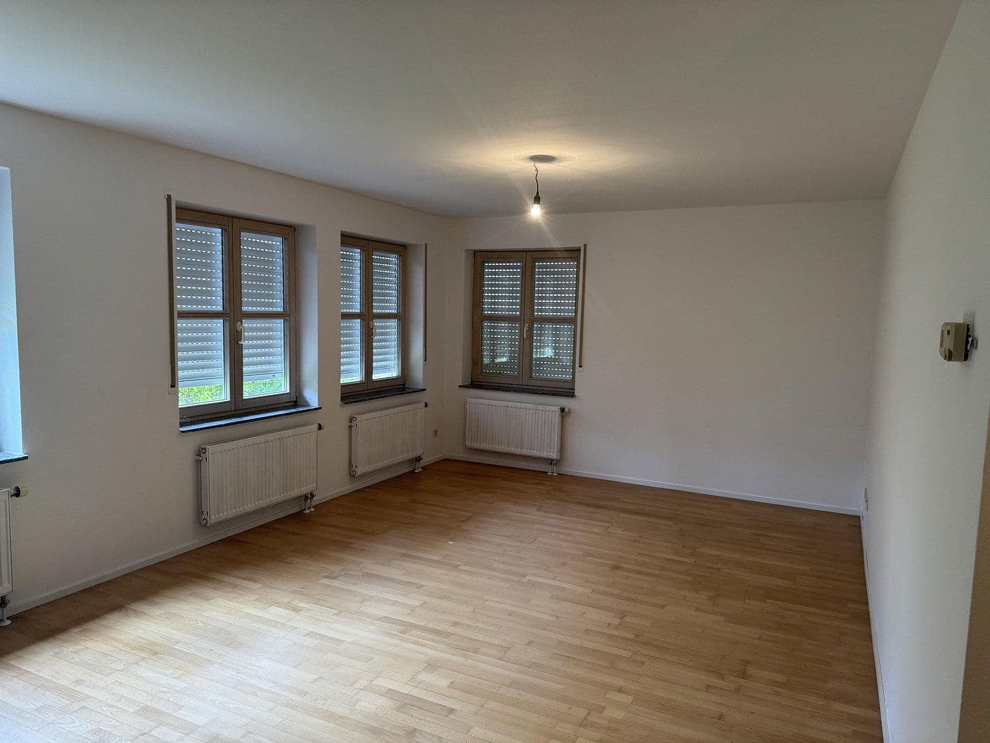 Pronájem bytu 3+1 80 m², Asangstr.160, Stuttgart-Obertürkheim, Bádensko-Württembersko Pronájem bytu 3+1 80 m², Asangstr.160, Stuttgart-Obertürkheim, Bádensko-Württembersko