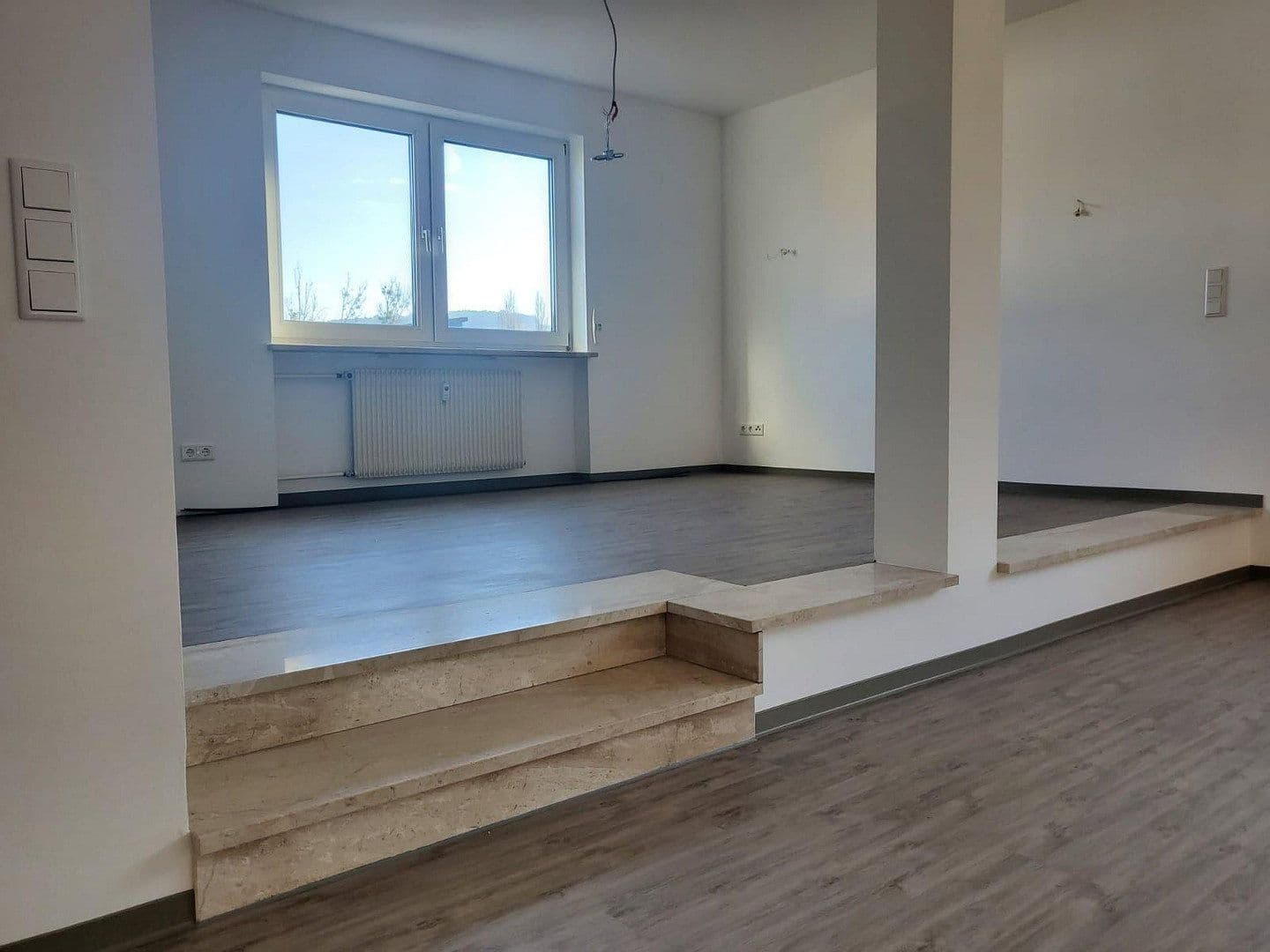 Pronájem bytu 5+1 146 m², Zeller Strasse 26, Margetshöchheim, Bavorsko Pronájem bytu 5+1 146 m², Zeller Strasse 26, Margetshöchheim, Bavorsko