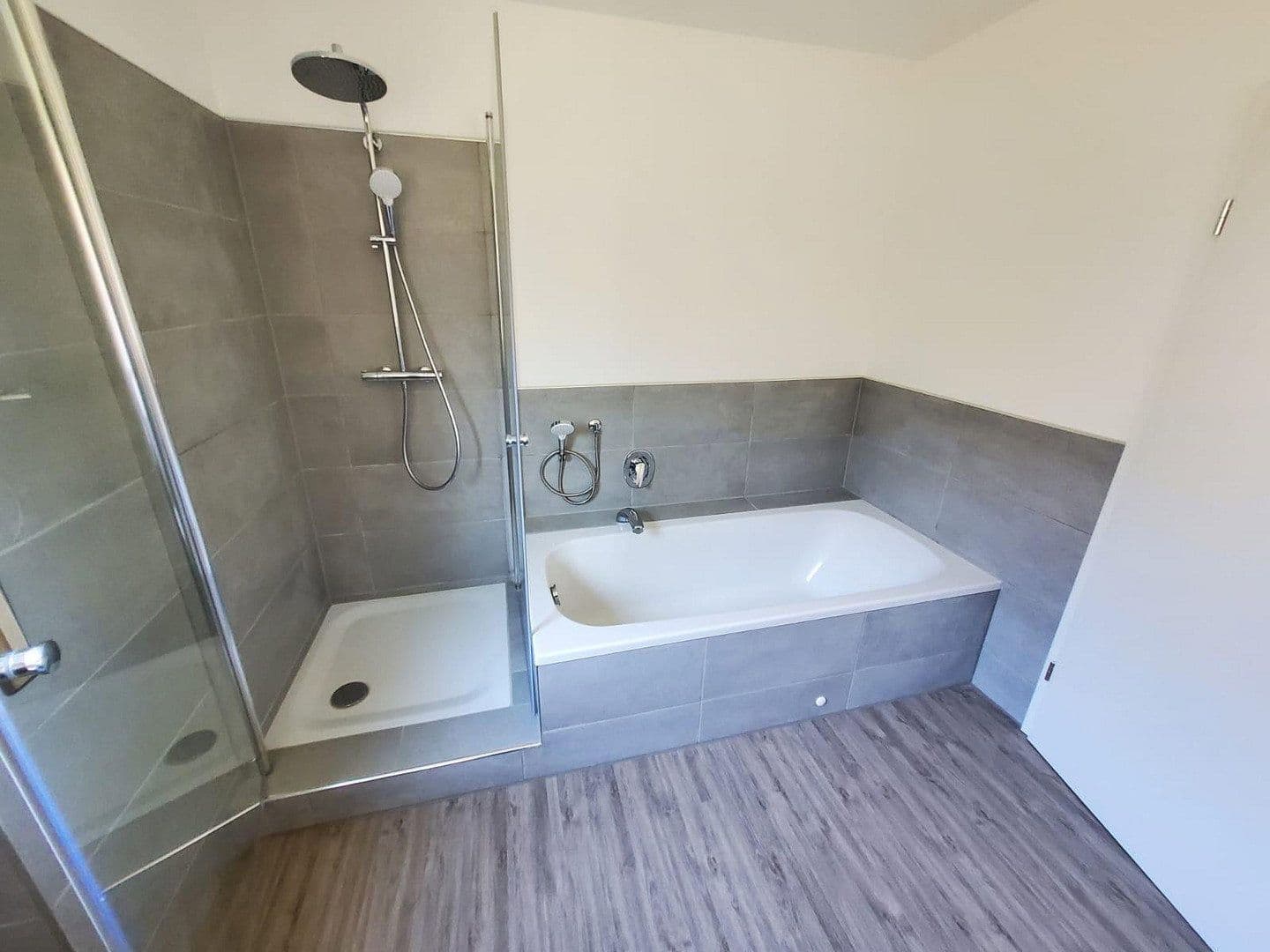 Pronájem bytu 5+1 146 m², Zeller Strasse 26, Margetshöchheim, Bavorsko Pronájem bytu 5+1 146 m², Zeller Strasse 26, Margetshöchheim, Bavorsko