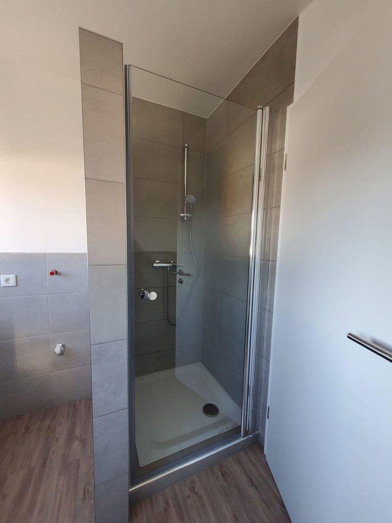 Pronájem bytu 5+1 146 m², Zeller Strasse 26, Margetshöchheim, Bavorsko Pronájem bytu 5+1 146 m², Zeller Strasse 26, Margetshöchheim, Bavorsko