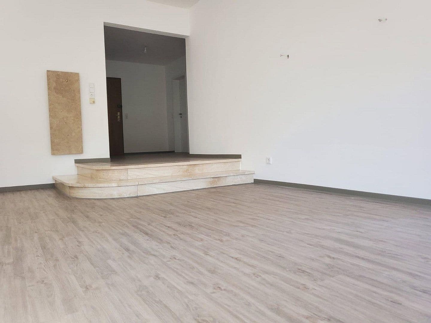 Pronájem bytu 5+1 146 m², Zeller Strasse 26, Margetshöchheim, Bavorsko Pronájem bytu 5+1 146 m², Zeller Strasse 26, Margetshöchheim, Bavorsko