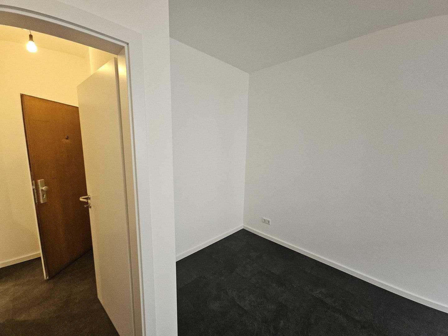 Pronájem bytu 1+1 30 m², Düsseldorf, Severní Porýní-Vestfálsko Pronájem bytu 1+1 30 m², Düsseldorf, Severní Porýní-Vestfálsko