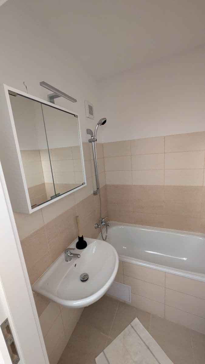 Pronájem bytu 2+1 55 m², Taškentská, Praha, Praha Pronájem bytu 2+1 55 m², Taškentská, Praha, Praha